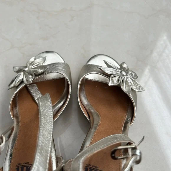 Sofft Gold Metallic 4” Heel Shoes Size 6.5M - Picture 6 of 7